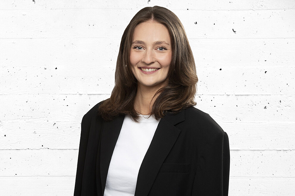 Luisa Klingler, Mitarbeiterin von Transformationswissen BW, die lächelnd in die Kamera blickt.