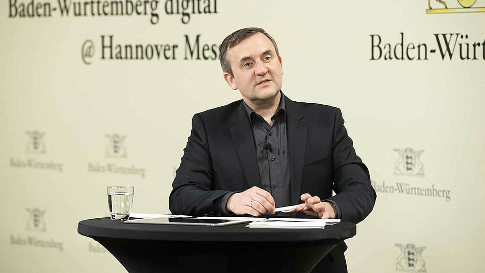 Ein Mann spricht an einem Rednerpult