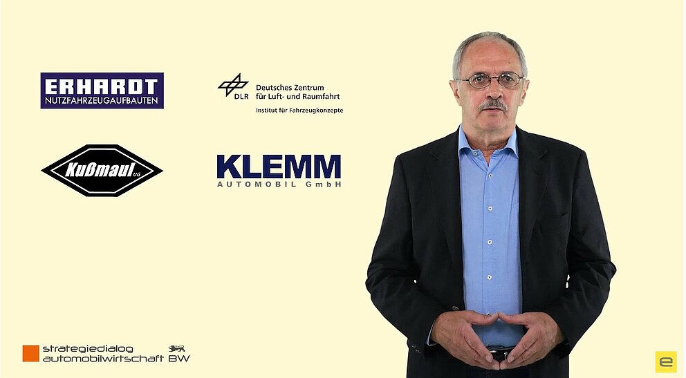 Videovorschau: Ein Mann blickt lächelnd in die Kamera.