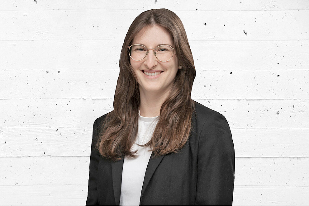 Katharina Bessing, die lächelnd in die Kamera blickt. 