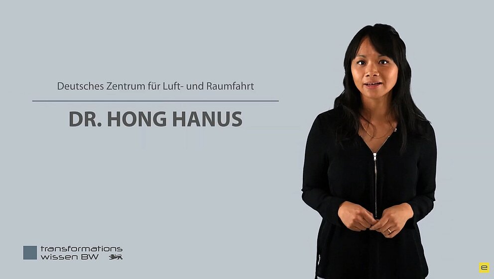 Videovorschau: Ein Frau blickt lächelnd in die Kamera.