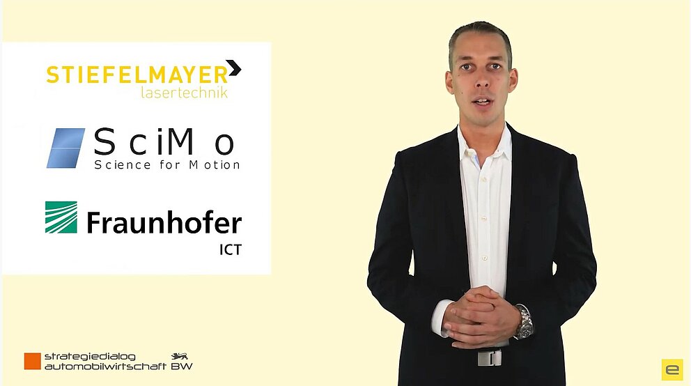 Videovorschau: Ein Mann blickt lächelnd in die Kamera.