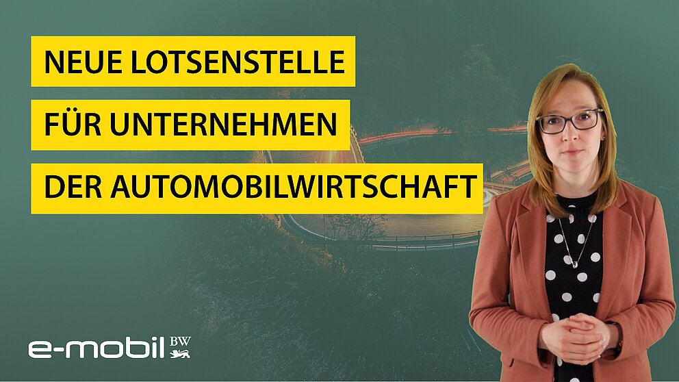 Videovorschau: Eine Frau blickt lächelnd in die Kamera.