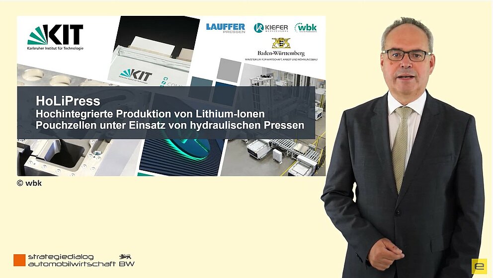 Videovorschau: Ein Mann blickt lächelnd in die Kamera.