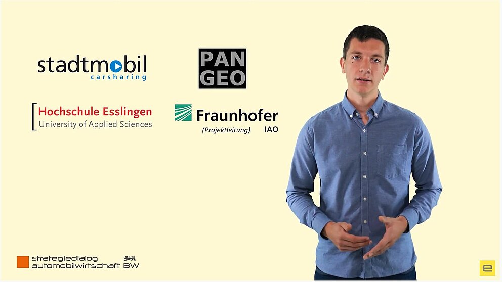 Videovorschau: Ein Mann blickt lächelnd in die Kamera.