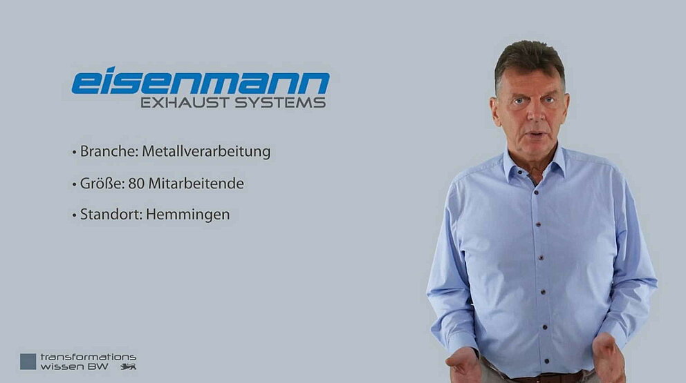 Videovorschau: Ein Mann blickt lächelnd in die Kamera.