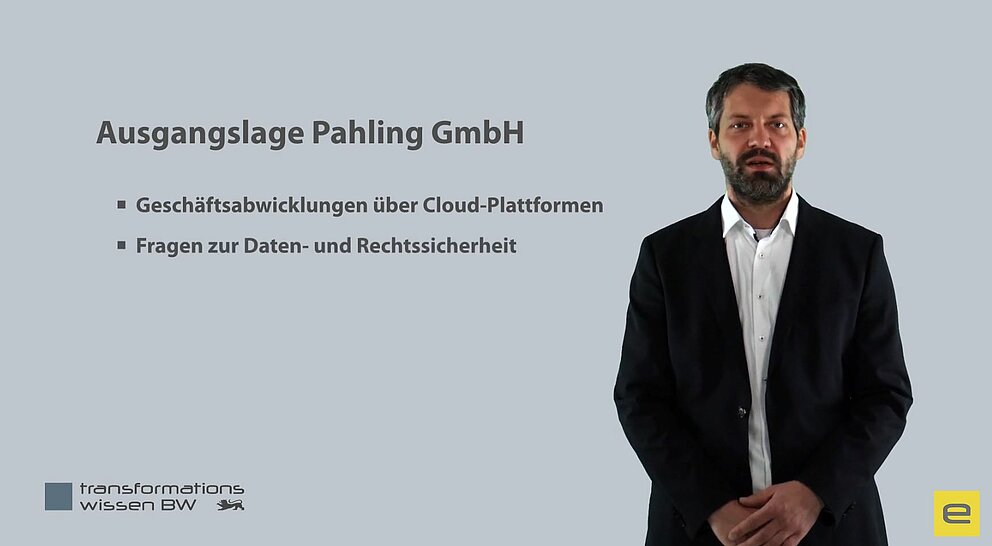 Videovorschau: Ein Mann blickt lächelnd in die Kamera.