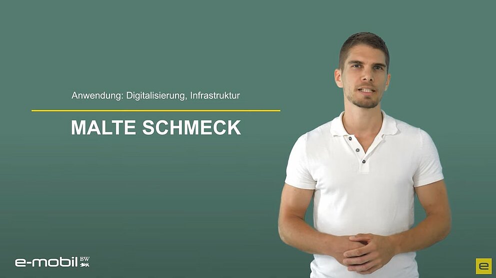 Videovorschau: Ein Mann blickt lächelnd in die Kamera.