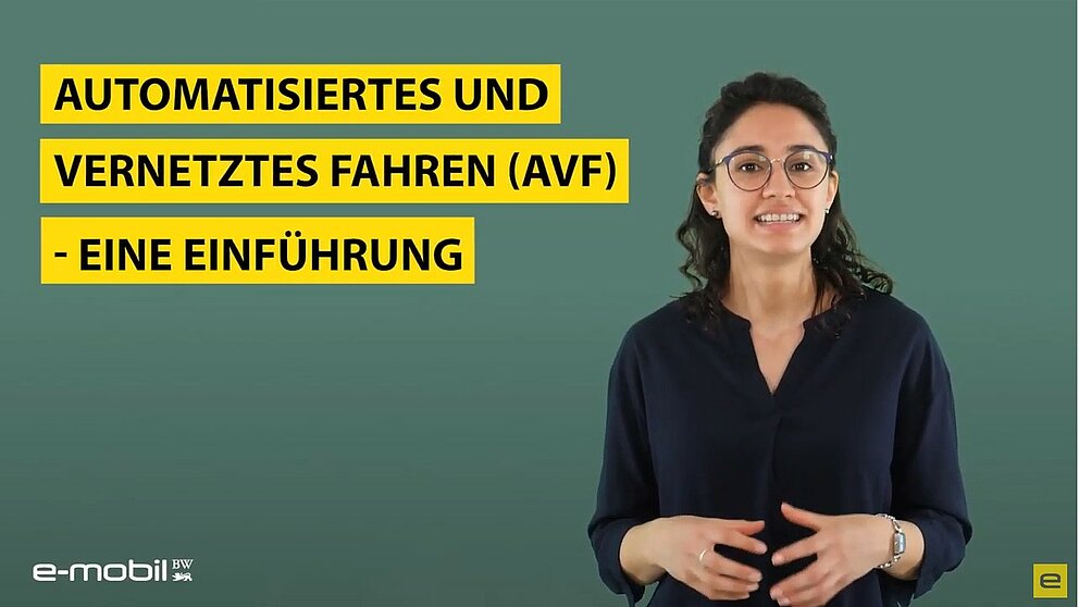 Videovorschau: Ein Frau blickt lächelnd in die Kamera.