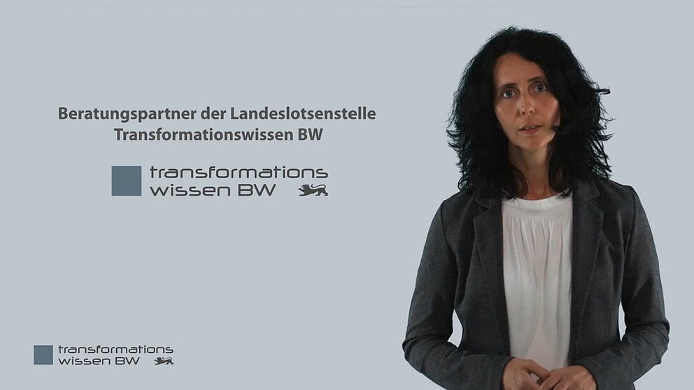 Videovorschau: Ein Frau blickt lächelnd in die Kamera.