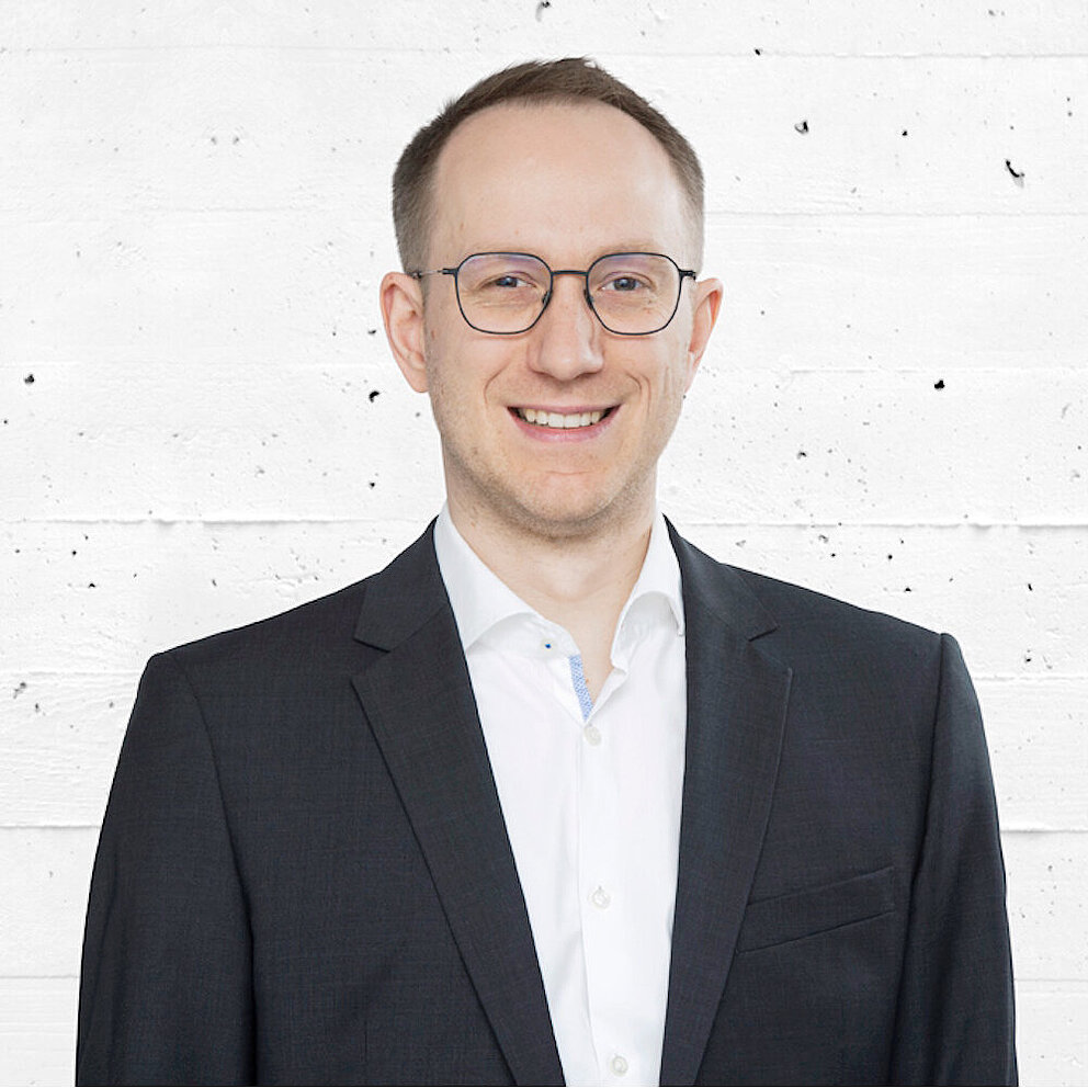 Johannes Demer, Mitarbeiter bei e-mobil BW, der lächelnd in die Kamera blickt.