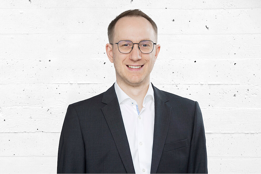 Johannes Demer, Mitarbeiter bei e-mobil BW, der lächelnd in die Kamera blickt.