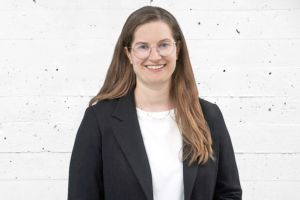 Portrait von Laura Blaschke, Mitarbeiterin von Transformationswissen BW, die lächelnd in die Kamera blickt.