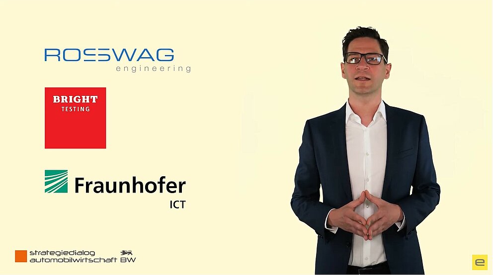 Videovorschau: Ein Mann blickt lächelnd in die Kamera.