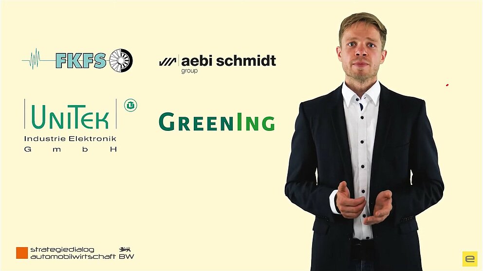 Videovorschau: Ein Mann blickt lächelnd in die Kamera.