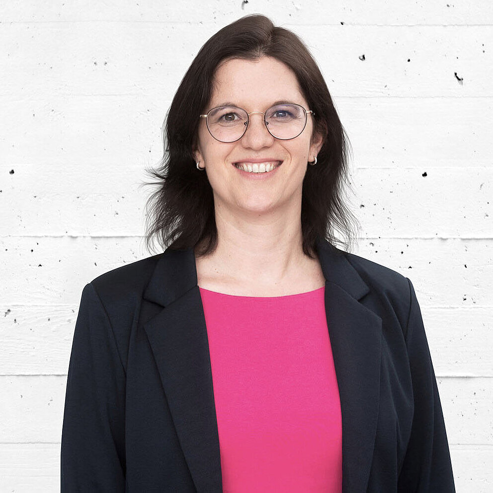 Portrait von Anja Krätschmer, Leiterin von Transformationswissen BW, die lächelnd in die Kamera schaut.