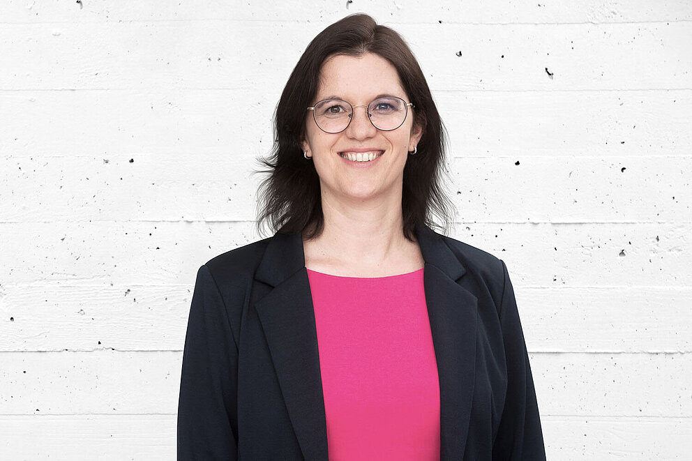 Portrait von Anja Krätschmer, Leiterin von Transformationswissen BW, die lächelnd in die Kamera schaut.