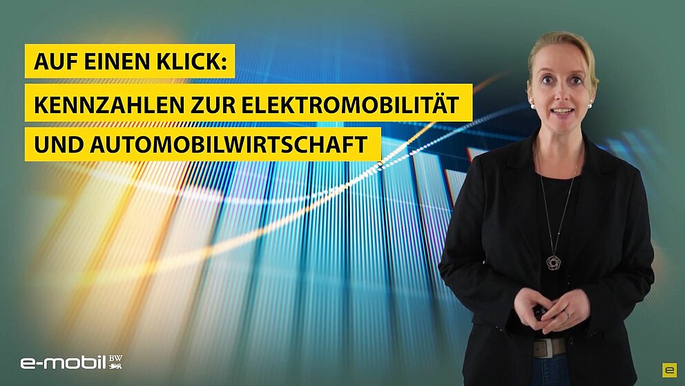 Videovorschau: Eine Frau blickt lächelnd in die Kamera.