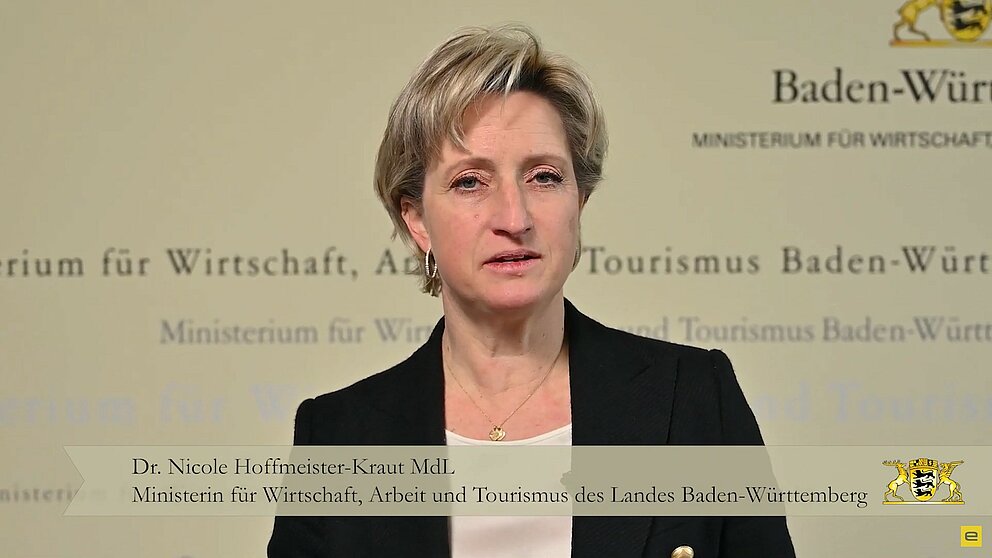 Videovorschau: Eine Frau blickt lächelnd in die Kamera.