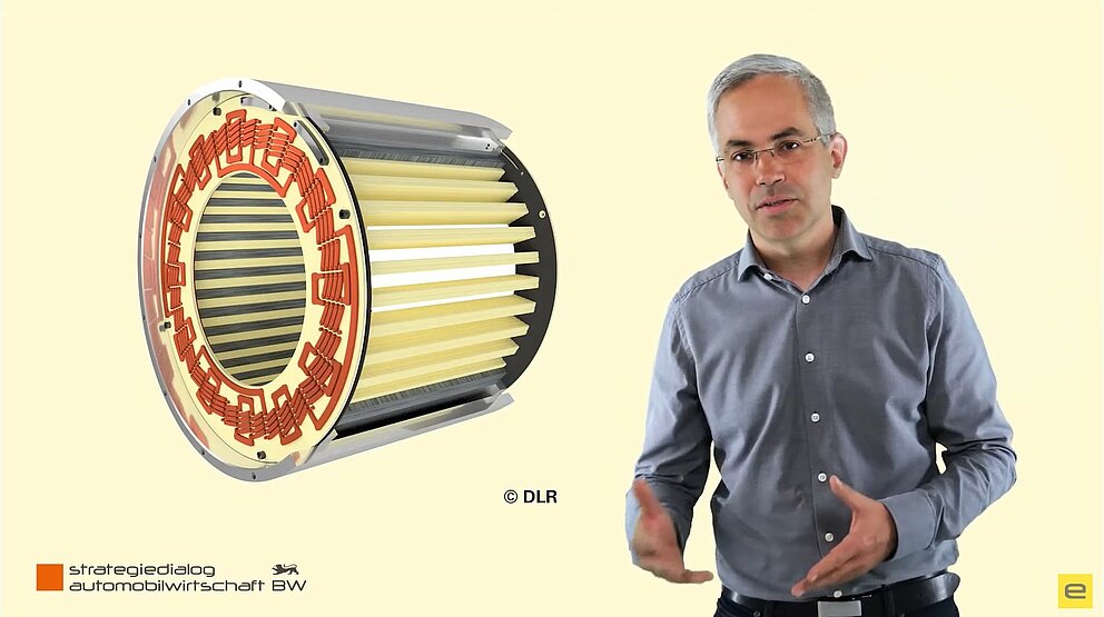 Videovorschau: Ein Mann blickt lächelnd in die Kamera.