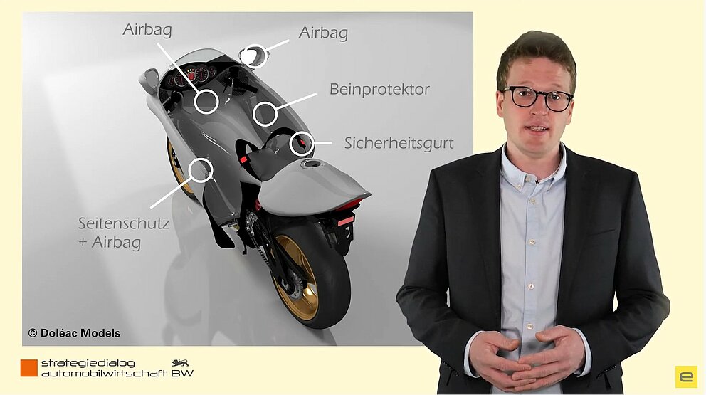 Videovorschau: Ein Mann blickt lächelnd in die Kamera.