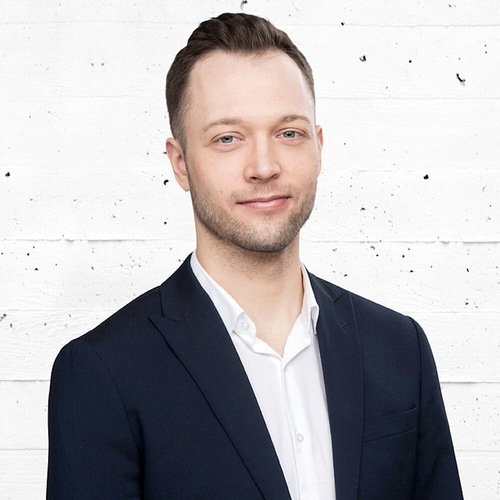 Portrait von Vincent Eggers, Mitarbeiter von Transformationswissen BW, der lächelnd in die Kamera blickt.