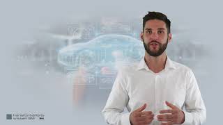 Videovorschau: Ein Mann blickt lächelnd in die Kamera.